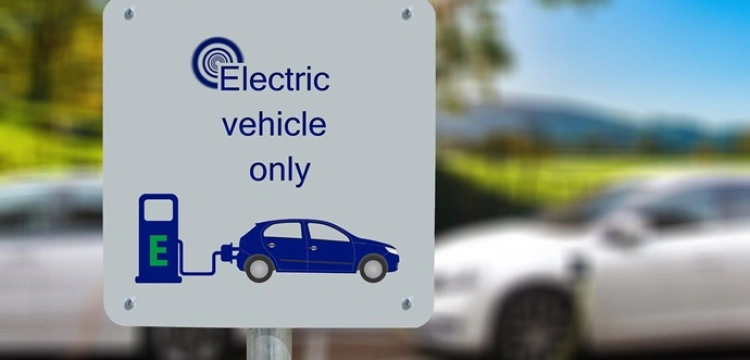 Mercedes też wycofuje się z „elektryków”