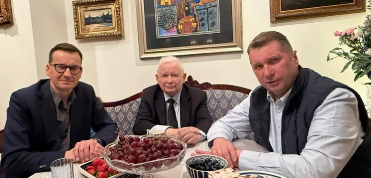 Kryzys w PiS zażegnany? J. Kaczyński publikuje zdjęcie i dodaje: Do zwycięstwa!