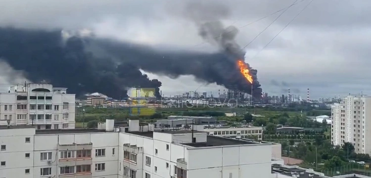 Moskwa spowita dymem! Trafili w rafinerię