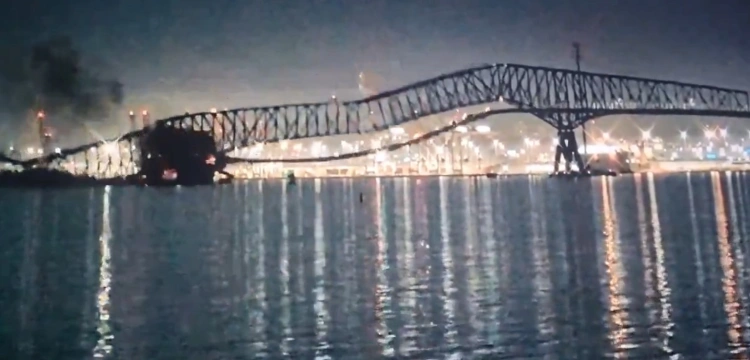 Baltimore: Most runął do wody po tym, jak uderzył w niego statek! Szokujące nagrania katastrofy