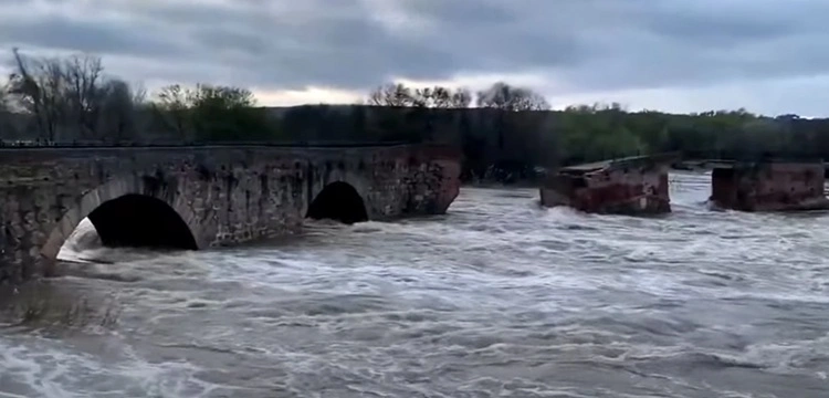 [Wideo] Hiszpania. Historyczny most runął w rwących wodach Tagu w największej od 135 lat powodzi