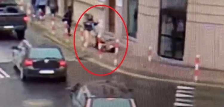 Opole. Nastolatki na hulajnodze po brawurowej jeździe chodnikiem potrąciły 62-letnią kobietę [Wideo]