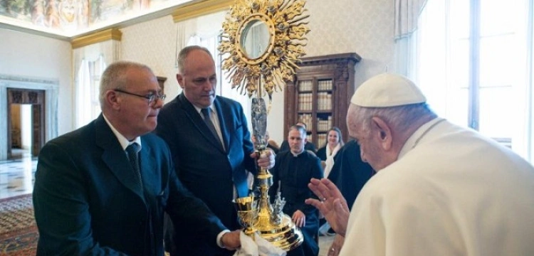 Papież: zarzuciliśmy adorację, trzeba do niej powrócić