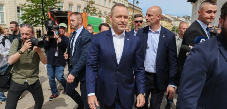 Nawrocki podpisze ustawę o statusie osoby najbliższej? Wyniki sondażu
