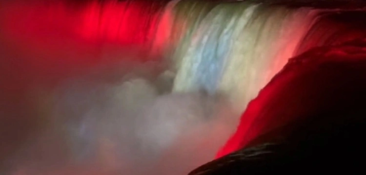 [WIDEO] Wodospad Niagara w biało-czerwonych barwach