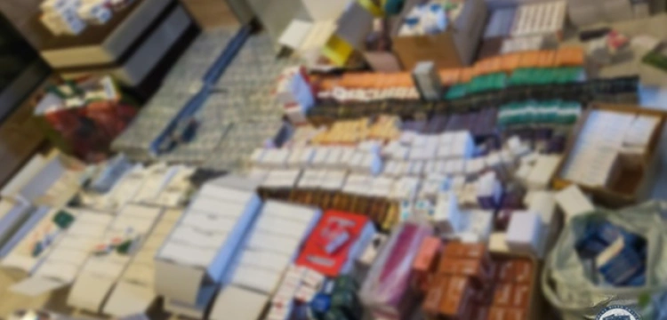 Rozbito grupę przestępczą handlującą zakazanymi farmaceutykami w Internecie