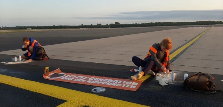 Niemcy. Aktywistom klimatycznym grozi amputacja dłoni [Wideo]