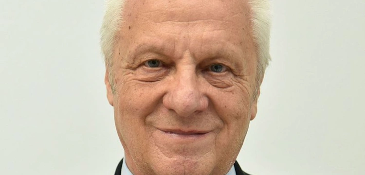 Niesiołowski znów nadaje: Walka z PiS-em jest jak walka z nowotworem, z plagą, z malarią