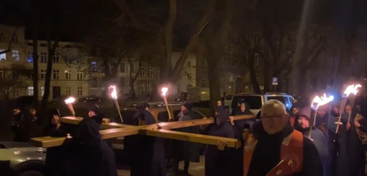 Prezydent w ciszy i skupieniu podczas nocnego Misterium Krzyża w Gdańsku