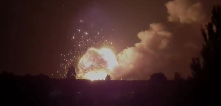 Ogromna eksplozja w Nowej Kachowce. Ukraińcy trafili w rosyjski magazyn rakiet przeciwlotniczych [ZOBACZ]