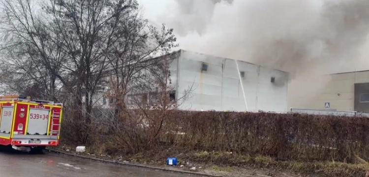 Nowy Dwór Mazowiecki. Trwa akcja ratownicza w pożarze fabryki [Wideo]