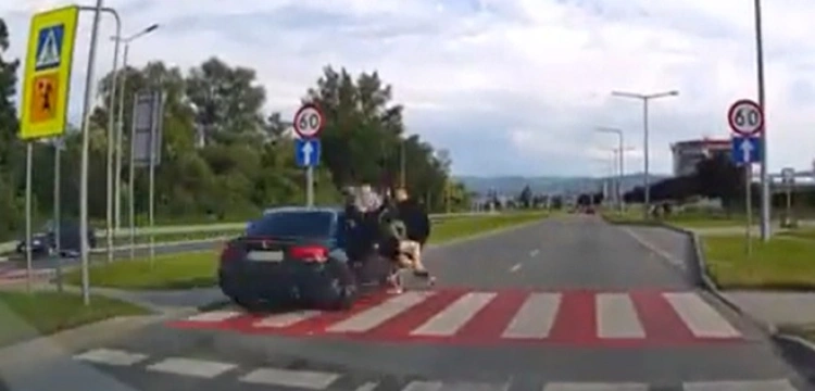 Nowy Sącz. Bandyta za kierownicą! – staranował nastolatków na przejściu [Wideo]