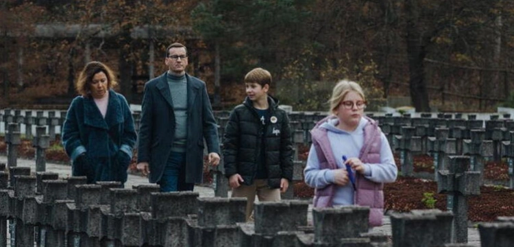 Premier Morawiecki odwiedził Palmiry - miejsce pochówku ofiar niemieckiej eksterminacji