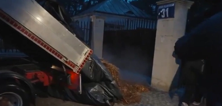 Obornik przed willą ambasadora Rosji w Polsce [Wideo]