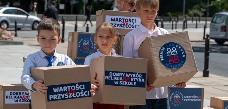 500 tysięcy podpisów w obronie religii w szkole trafiło do Sejmu