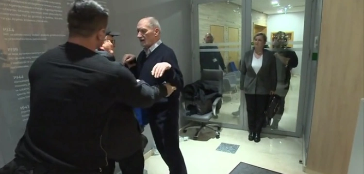 [Wideo] Ostro! A. Macierewicz stanął na drodze kolejnego przebierańca, który chciał wejść do siedziby PAP