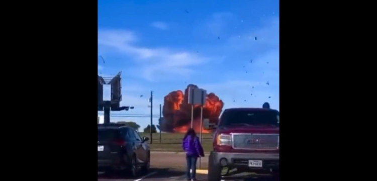 [WIDEO] Dallas, Teksas: w powietrzu zderzyły się dwa zabytkowe samoloty