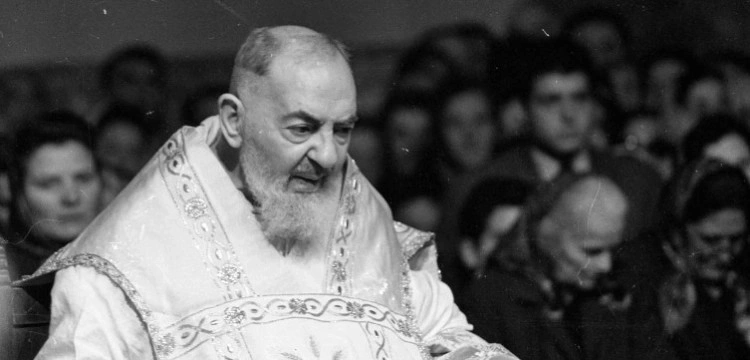 Figura o. Pio we włoskim kościele płacze krwawymi łzami?