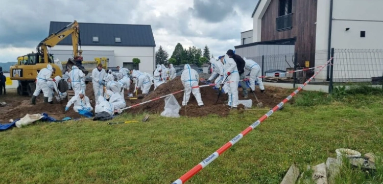 Dziesiątki płodów zakopanych na działce. Nowy komunikat policji