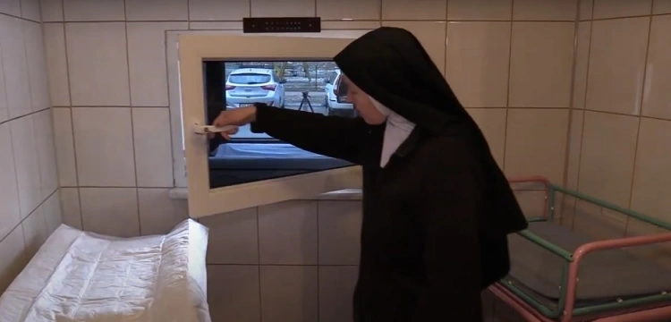 Warszawa: chłopczyk w Oknie Życia u loretanek