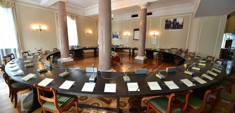 Sondaż: Jak Polacy ocenili decyzję prezydenta ws. Okrągłego Stołu?