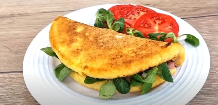 Kuchnia antydepresyjna: Omlet z warzywami, pieczarkami i szynką