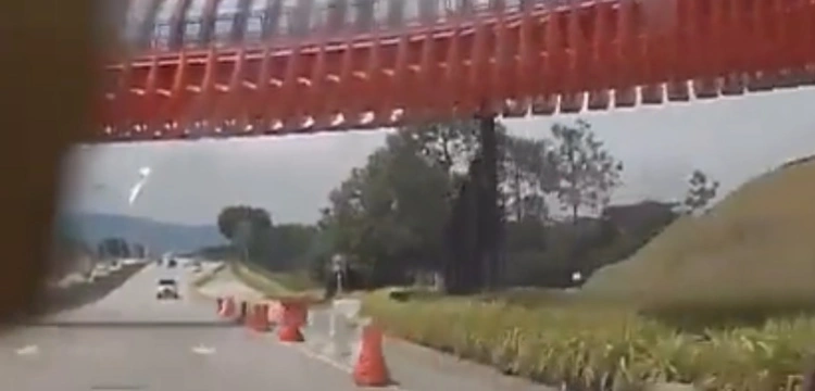 [WIDEO] Katastrofa w Malezji. Samolot spadł na autostradę