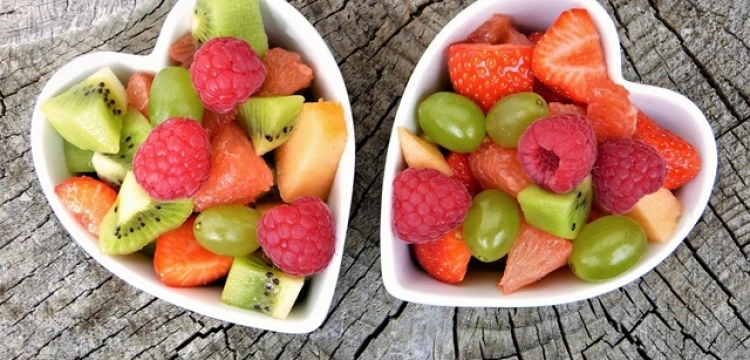 Wiosenne skarby natury: Owoce, które warto wtedy pożywać dla zdrowia