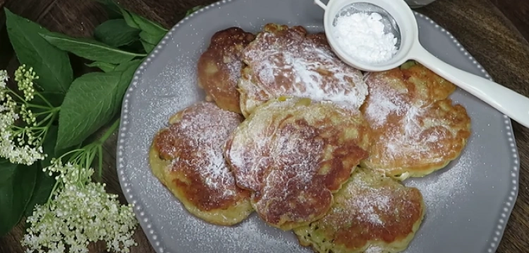 Placki z kwiatami czarnego bzu