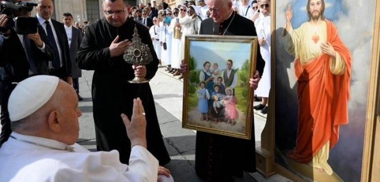 Papież modlił się przy relikwiach bł. Rodziny Ulmów