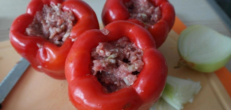 Wiosna na talerzu: Papryki zapiekane z surowym mięsem
