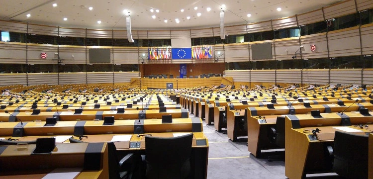 PILNE! PE krytykuje KE za akceptację KPO dla Polski!