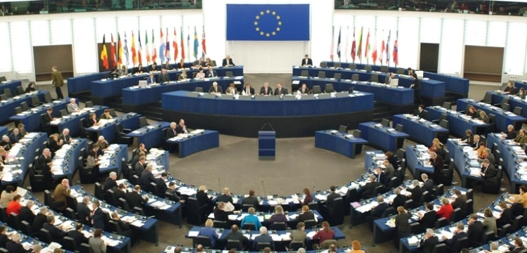 Sondaż: PiS i KO łeb w łeb. Słaby wynik Trzeciej Drogi