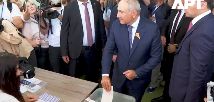 Paszynian umacnia władzę pomimo presji Rosji. Ormianie postawili na Zachód