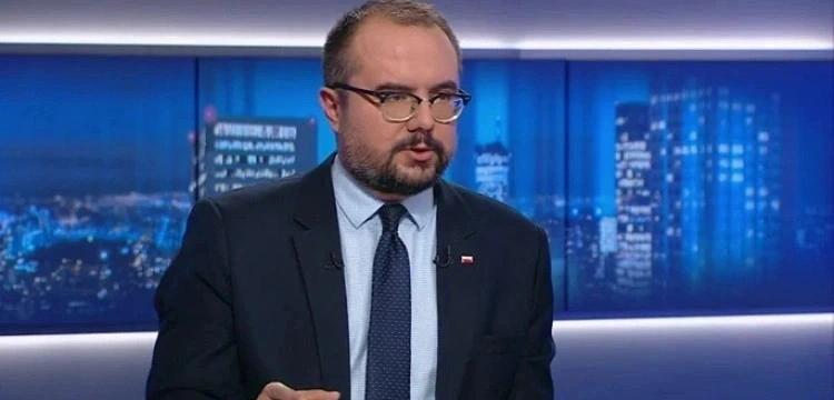 Poseł Jabłoński: Tusk knebluje obywateli, by ukryć niemiecki przerzut migrantów do Polski