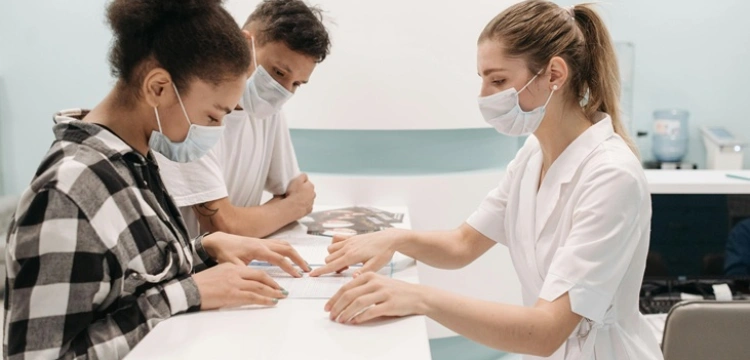 Dostęp do lekarza w Polsce: czy system premiuje najlepiej zorganizowanych? [Materiał promocyjny]