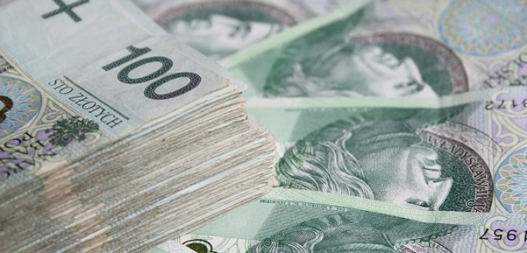 Media: W 2024 r. płaca minimalna wyniesie co najmniej od 4246 zł do 4 320,4 zł brutto