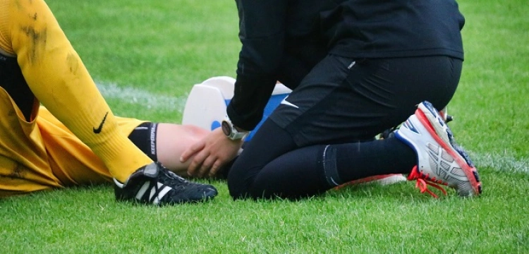 FIFA zakazuje tego leku przeciwbólowego - działa jak doping, a piłkarze stosują go nagminnie