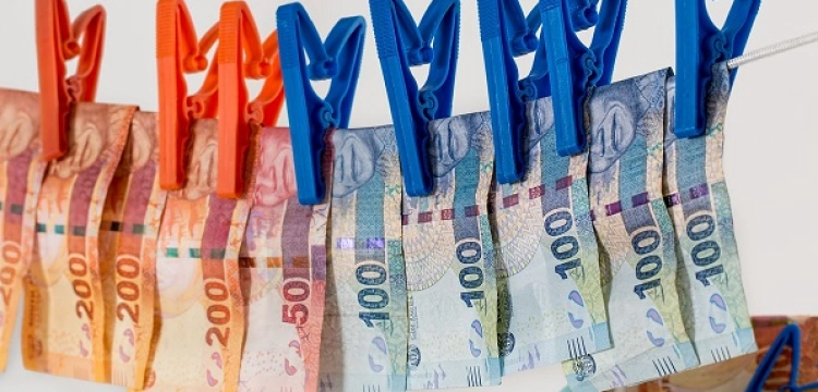 Uwaga na oszustów! Stracił ponad pół miliona złotych inwestycjąc w „akcje spółki Orlen”