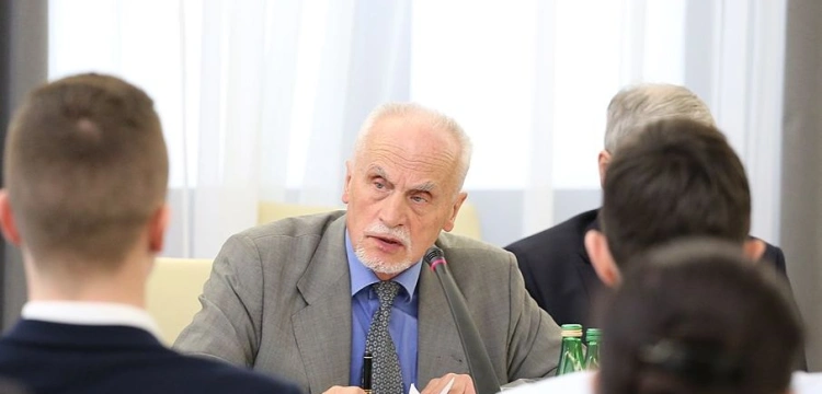 Uchwała ws. TK już w Sejmie. Mec. Andrzejewski: To po prostu zamach