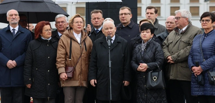„Będziemy tu przychodzić, niezależnie od tego, co ta banda będzie wyprawiać” – Jarosław Kaczyński w kolejną rocznicę tragedii smoleńskiej