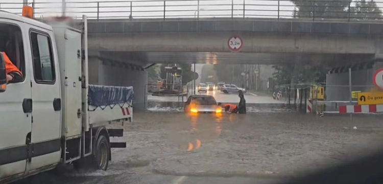 Ulewy paraliżują pół Polski. Zalane miasta, ulice i budynki