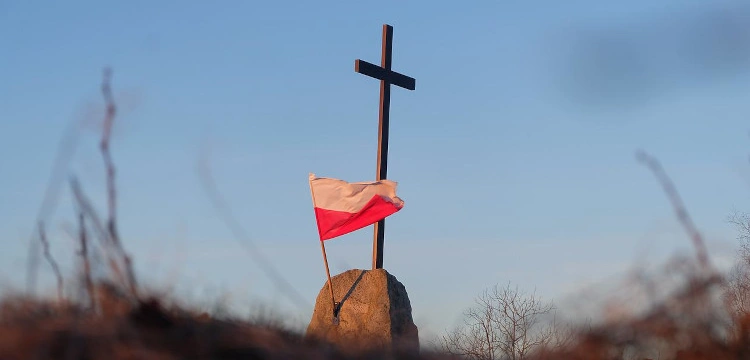 Sondaż. Polacy chcą religii w szkołach oraz symboli religijnych w miejscach publicznych