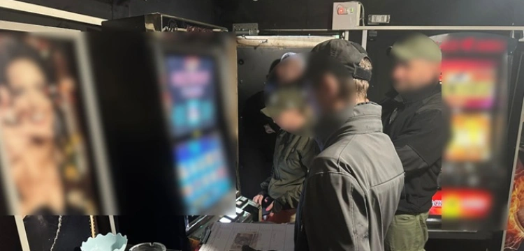 Mocne uderzenie w nielegalny hazard – 15 osób zatrzymanych i 80 zabezpieczonych automatów