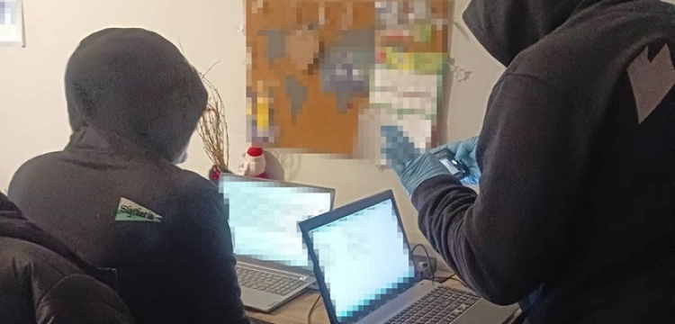 Cyberbiuro policji rozbiło grupę wyłudzaczy pożyczek i towarów