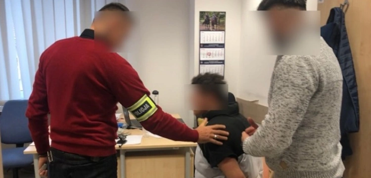 Warszawa. Skatowali i okradli 20-letniego studenta. Oprawcy już w rękach policji