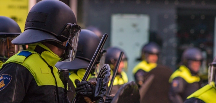 Sylwester na modłę zachodnioeuropejską. Zamieszki, aresztowania, walki z policją