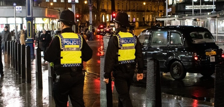 A w Londynie policja bije czarnych i gejów