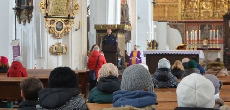 UWAGA! Plaga oszustw na seniorach. Policjanci ostrzegają także w kościołach