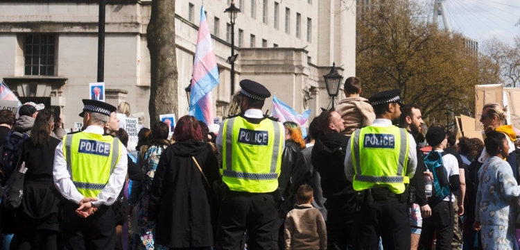 Londyn: Ponad 1000 policjantów zawieszonych z powodu homofobii, rasizmu i mizoginii